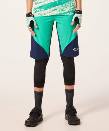 W. Seeker Airline Short